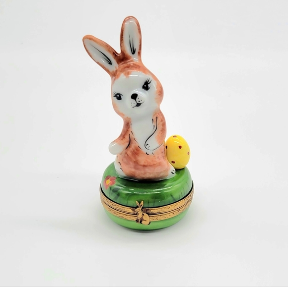 Authentic Limoges Easter Bunny on Egg Hunt Trinket Box, Peint Main w/ Gold Gilt - Picture 3 of 11